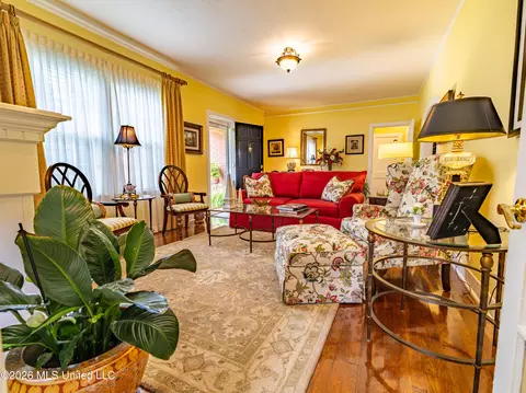 Living - 1 Oak Ct, Natchez, MS 39120 photo 2 of 3