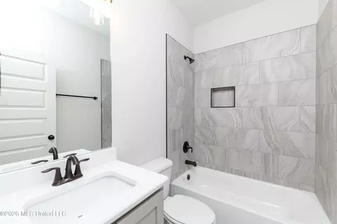 Bath - 7554 John Elliott Ln, Hernando, MS 38632 photo 2 of 3