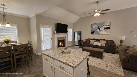 Entry Way - 1932 Ava Dr, Nesbit, MS 38651 photo 6 of 6