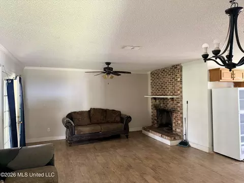 Living - 123 Sinclair St, Lucedale, MS 39452 photo 2 of 4