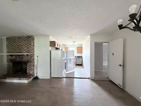 Living - 123 Sinclair St, Lucedale, MS 39452 photo 3 of 4