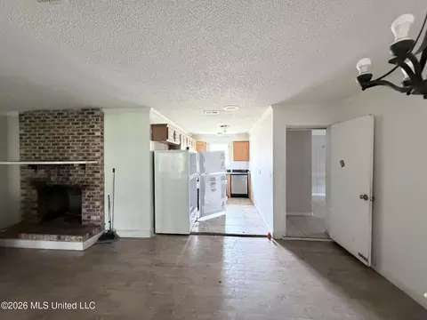 Living - 123 Sinclair St, Lucedale, MS 39452 photo 3 of 4