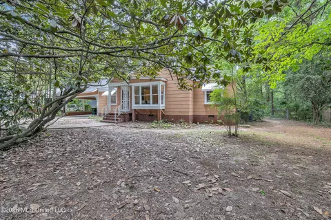 Exterior - 314 Colonial Cir, Jackson, MS 39211 photo 4 of 12