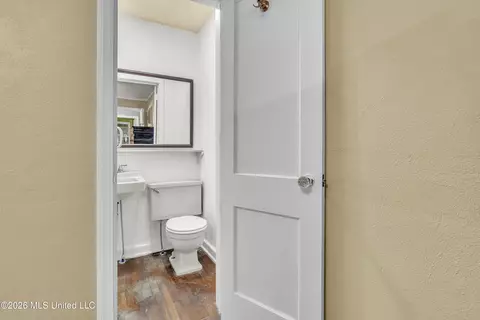 Bath - 314 Colonial Cir, Jackson, MS 39211 photo 2 of 3