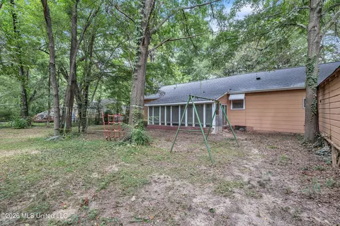 Exterior - 314 Colonial Cir, Jackson, MS 39211 photo 9 of 12