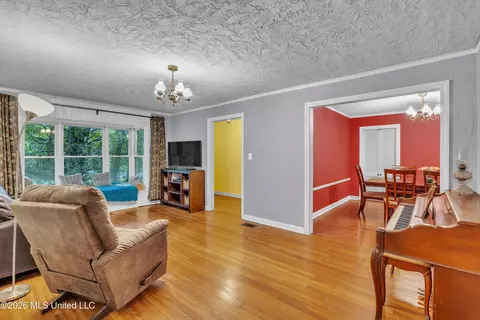 Living - 314 Colonial Cir, Jackson, MS 39211 photo 2 of 2
