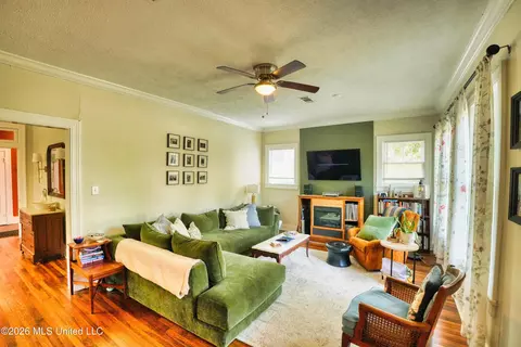 Living - 431 Decelle St, Jackson, MS 39216 photo 1 of 5