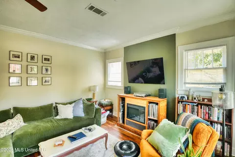 Living - 431 Decelle St, Jackson, MS 39216 photo 4 of 5