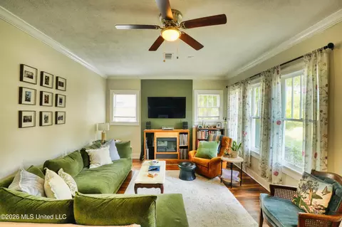 Living - 431 Decelle St, Jackson, MS 39216 photo 3 of 5