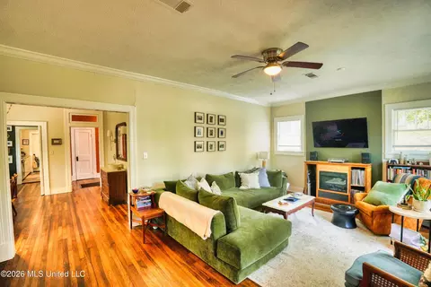Living - 431 Decelle St, Jackson, MS 39216 photo 2 of 5