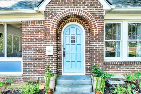 Entry Way - 431 Decelle St, Jackson, MS 39216 photo 1 of 4