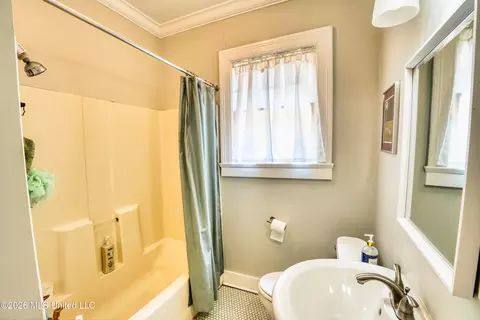 Bath - 431 Decelle St, Jackson, MS 39216 photo 3 of 4