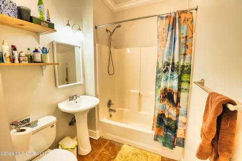 Bath - 431 Decelle St, Jackson, MS 39216 photo 1 of 4