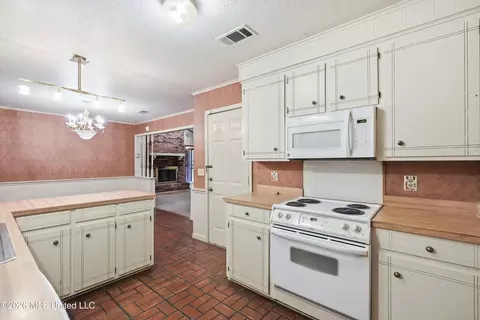 Kitchen - 237 Baybury Ln, Jackson, MS 39212 photo 3 of 4