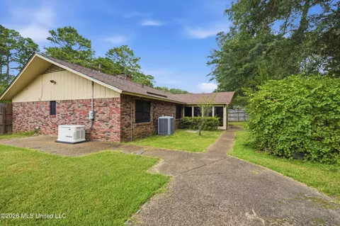 Exterior - 237 Baybury Ln, Jackson, MS 39212 photo 9 of 11