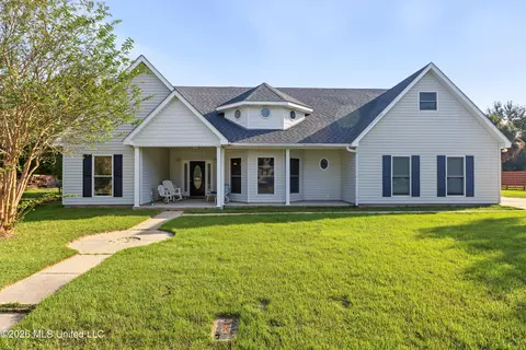426 Merritt St, Waveland, MS 39576