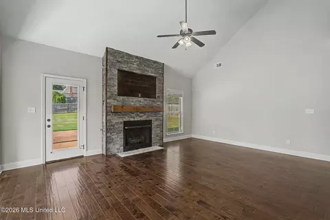 Living - 1316 N Heritage Cir, Hernando, MS 38632 photo 1 of 2