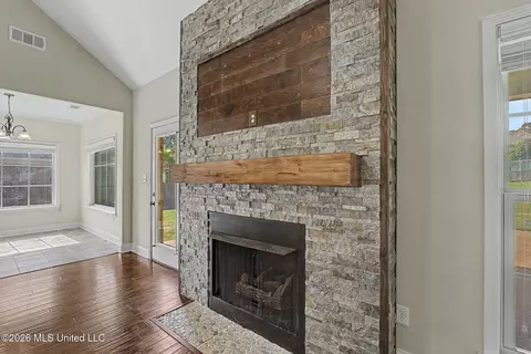 Living - 1316 N Heritage Cir, Hernando, MS 38632 photo 2 of 2
