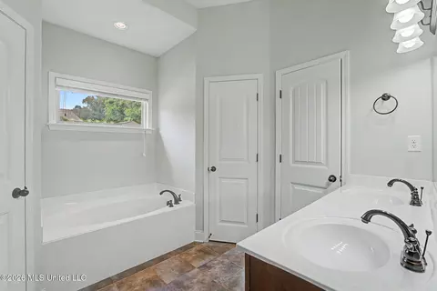 Bath - 1316 N Heritage Cir, Hernando, MS 38632 photo 2 of 4