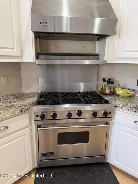 Kitchen - 297 Roses Bluff Dr, Madison, MS 39110 photo 7 of 7