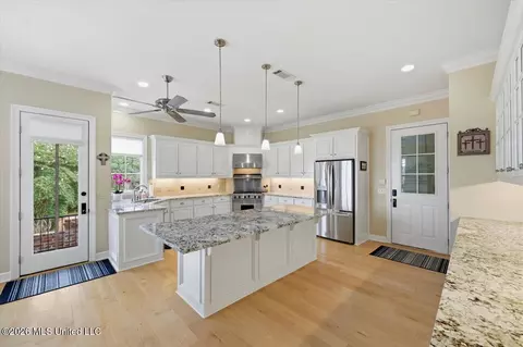 Kitchen - 297 Roses Bluff Dr, Madison, MS 39110 photo 5 of 7