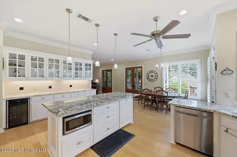 Kitchen - 297 Roses Bluff Dr, Madison, MS 39110 photo 4 of 7