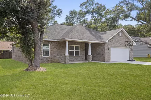 617 Peach St, Ocean Springs, MS 39564