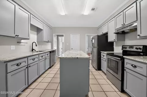 Entry Way - 320 Hanley Cir, Brandon, MS 39047 photo 2 of 2