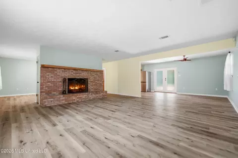 Living - 9260 Pinecrest Dr, Biloxi, MS 39532 photo 2 of 13