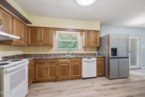 Kitchen - 9260 Pinecrest Dr, Biloxi, MS 39532 photo 3 of 3