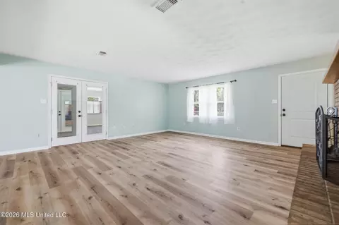 Living - 9260 Pinecrest Dr, Biloxi, MS 39532 photo 5 of 13