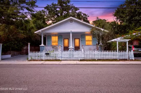 241 Washington St, Bay Saint Louis, MS 39520