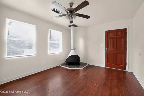 Living - 1601 Maria Dr, Jackson, MS 39204 photo 2 of 3