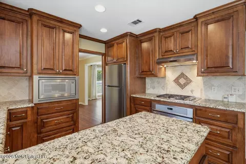 Kitchen - 71 Crossgates Dr, Brandon, MS 39042 photo 3 of 4