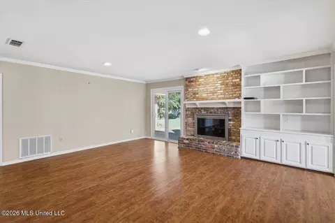 Living - 71 Crossgates Dr, Brandon, MS 39042 photo 5 of 6