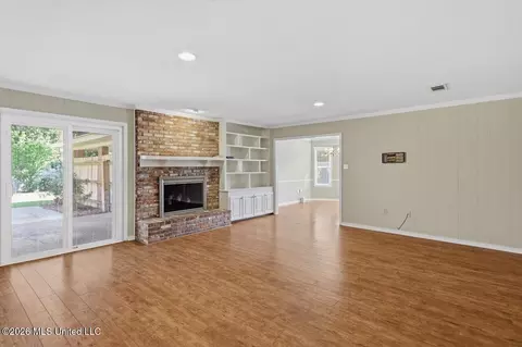 Living - 71 Crossgates Dr, Brandon, MS 39042 photo 3 of 6