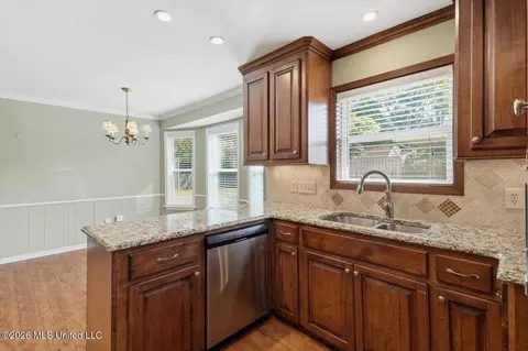 Kitchen - 71 Crossgates Dr, Brandon, MS 39042 photo 2 of 4