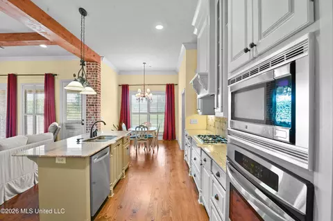 Kitchen - 144 Amethyst Dr, Brandon, MS 39047 photo 3 of 4