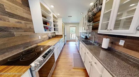 Kitchen - 4860 Gitter Rd, Hernando, MS 38632 photo 2 of 4
