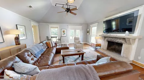 Living - 4860 Gitter Rd, Hernando, MS 38632 photo 3 of 3