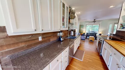 Kitchen - 4860 Gitter Rd, Hernando, MS 38632 photo 3 of 4