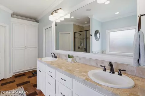 Bath - 218 Emerald Cir, Brandon, MS 39047 photo 1 of 2