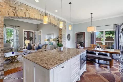 Kitchen - 218 Emerald Cir, Brandon, MS 39047 photo 2 of 4