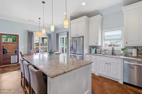 Kitchen - 218 Emerald Cir, Brandon, MS 39047 photo 3 of 4