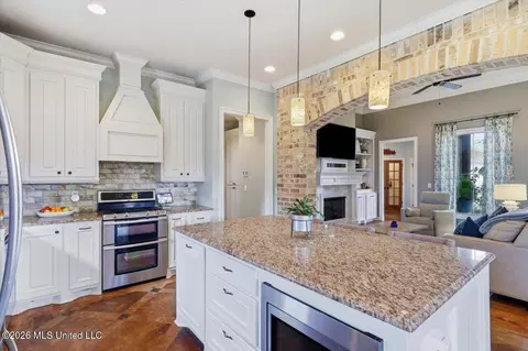 Kitchen - 218 Emerald Cir, Brandon, MS 39047 photo 4 of 4