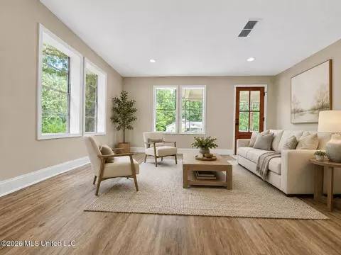 Living - 520 1st St, Magee, MS 39111 photo 2 of 8