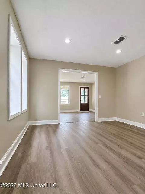 Living - 520 1st St, Magee, MS 39111 photo 5 of 8