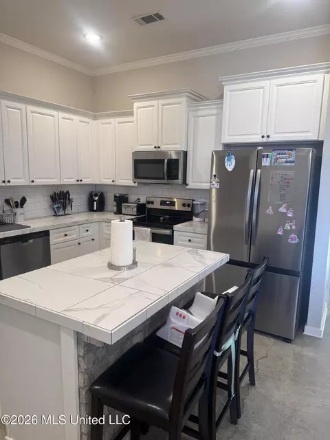 Kitchen - 995 Filmore Dr, Brandon, MS 39042 photo 2 of 2
