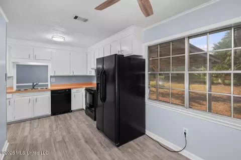 Kitchen - 2853 Pine Circle Dr, Pearl, MS 39208 photo 2 of 2