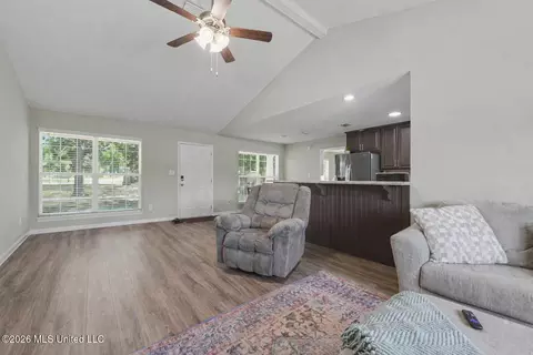 Entry Way - 8137 Ms-613, Lucedale, MS 39452 photo 2 of 4